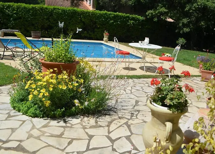 Sous Les Chenes : Pour Un Sejour Ressourcant بيت للعطل *